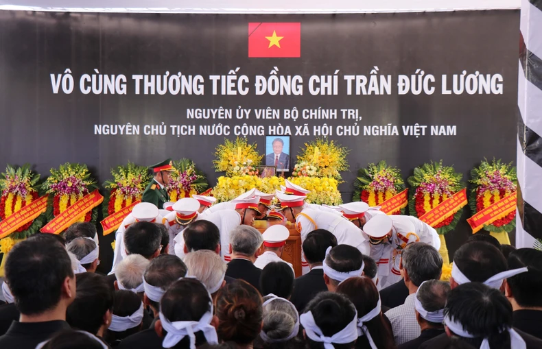 [Ảnh] Lễ an táng nguyên Chủ tịch nước Trần Đức Lương tại Quảng Ngãi ảnh 7