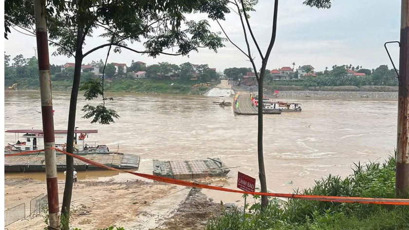 Mực nước sông dâng cao bất thường, kéo theo lưu tốc dòng chảy lớn, gây nguy hiểm cho việc di chuyển qua cầu phao