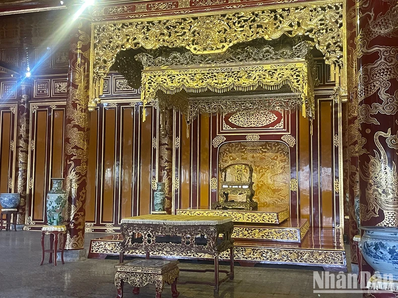ការពង្រឹងការការពារវត្ថុបុរាណ បន្ទាប់ពីមនុស្សបំផ្លាញបល្ល័ង្កក្នុងរាជវាំង Thai Hoa រូបថត ១