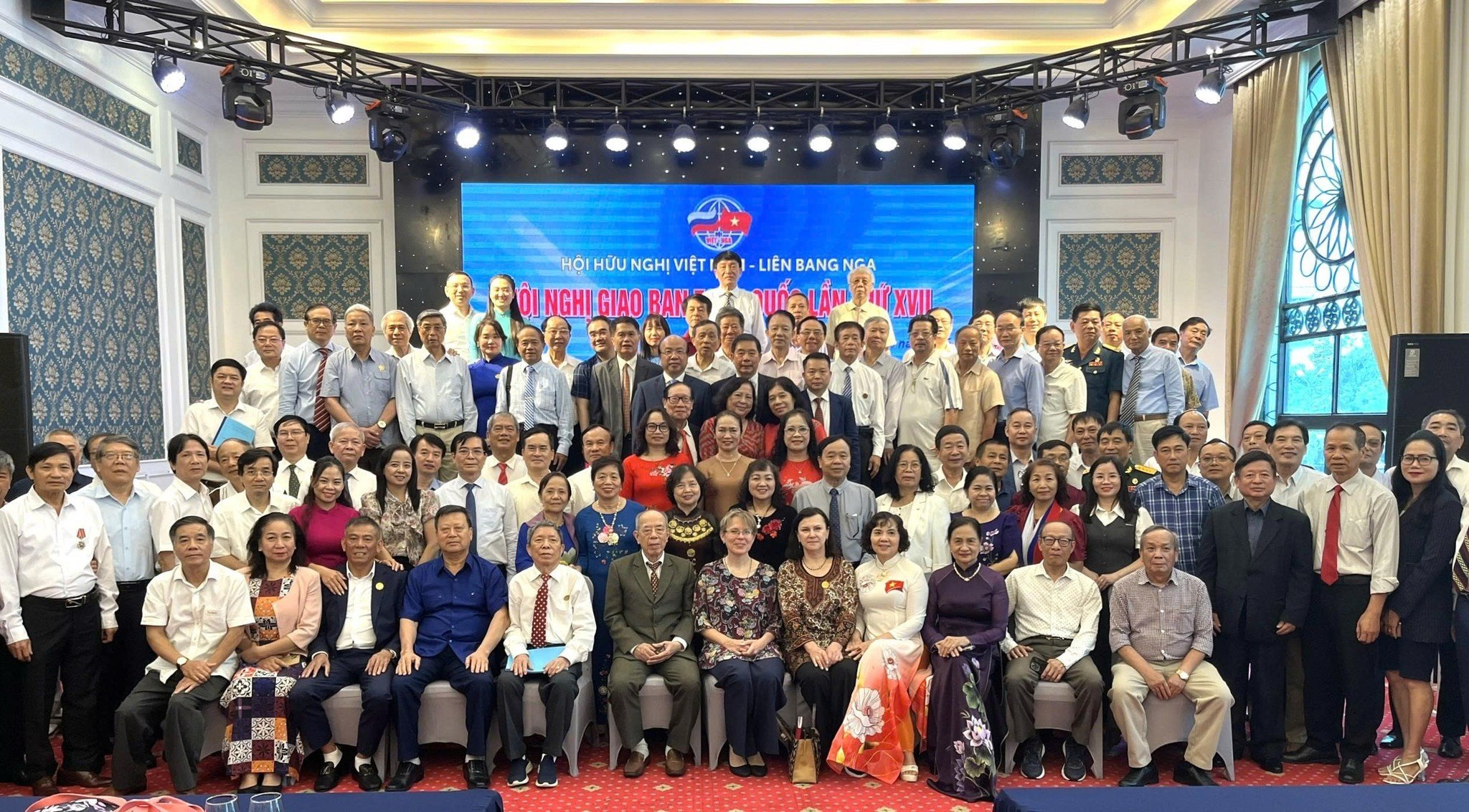 Các đại biểu tham dự Hội nghị chụp ảnh lưu niệm. (Ảnh: Trung tâm Hợp tác Việt - Nga)