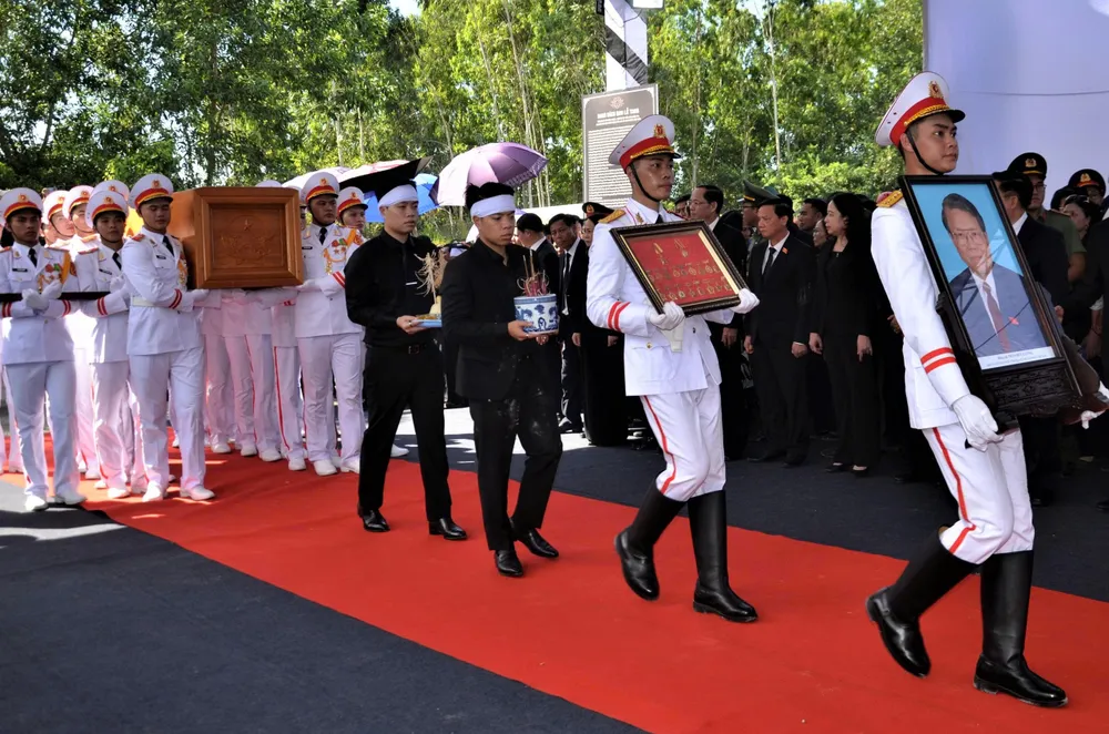 Lễ an táng nguyên Chủ tịch nước Trần Đức Lương tại quê nhà Quảng Ngãi