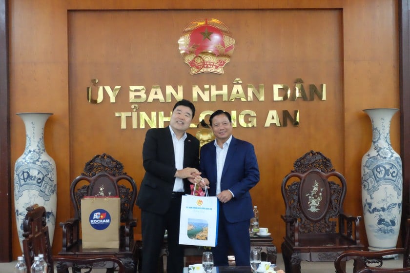 Phó Chủ tịch UBND tỉnh Phạm Tấn Hòa khẳng định tỉnh Long An luôn sẵn sàng hỗ trợ và tạo điều kiện thuận lợi nhất cho các doanh nghiệp, nhà đầu tư Hàn Quốc đến tìm hiểu và đầu tư tại Long An. (Ảnh: H.P)
