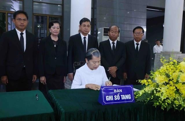 Bà Men Sam An ghi sổ tang, bày tỏ sự chia buồn sâu sắc. ẢNH: TTXVN
