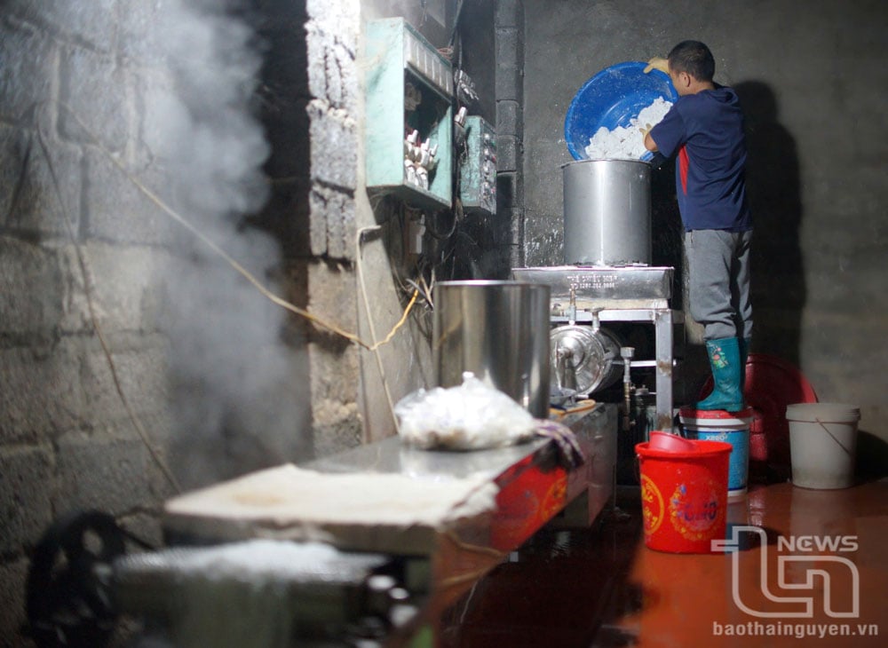 Người dân Gò Chè đầu tư máy móc làm bún cho năng suất, chất lượng cao hơn.