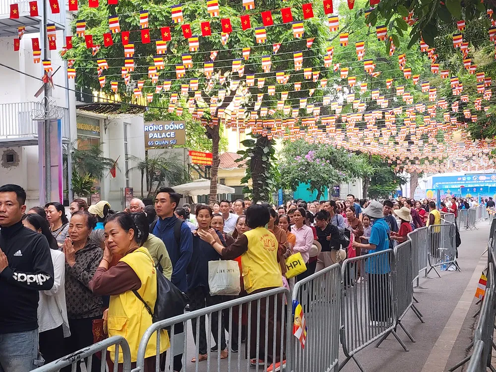 La gente viene a venerar las reliquias de Buda en la Pagoda Quan Su, Hanoi.