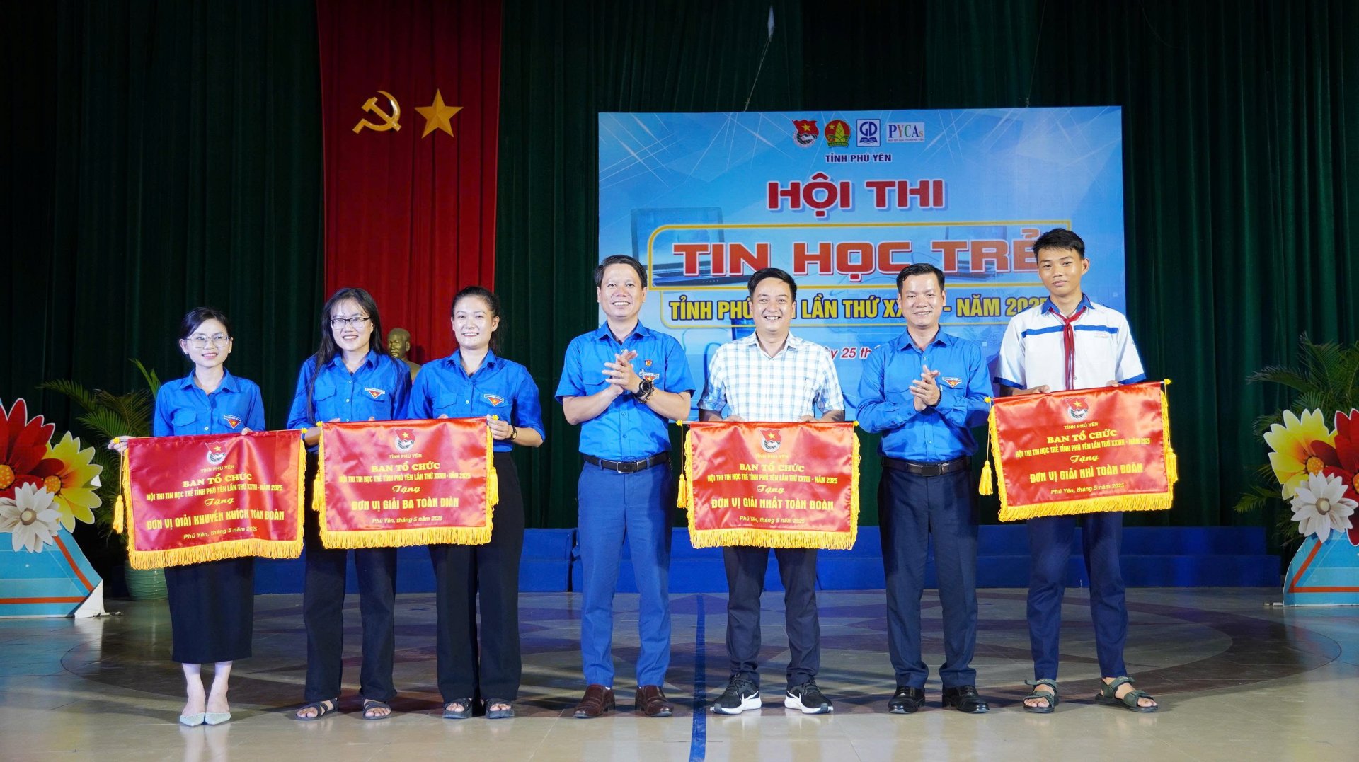 គណៈកម្មាធិការ​អចិន្ត្រៃយ៍​សហភាព​យុវជន​ខេត្ត​បាន​ប្រគល់​រង្វាន់​ដល់​គ្រប់​អង្គភាព។ រូបថត៖ BAO KINH
