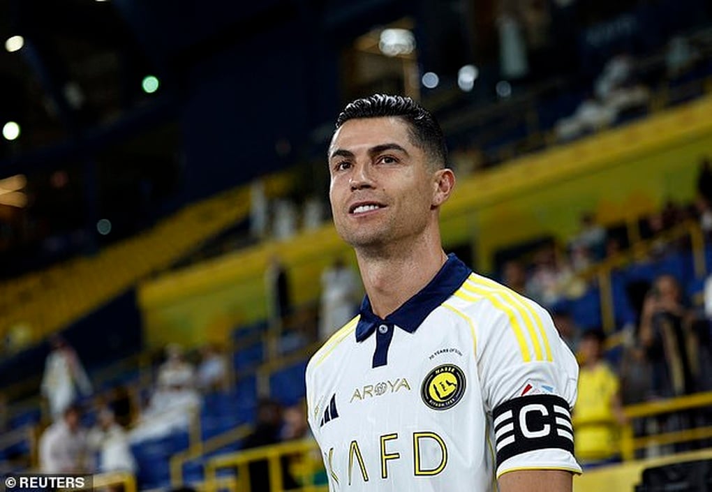C.Ronaldo bực tức với Chủ tịch FIFA - 2