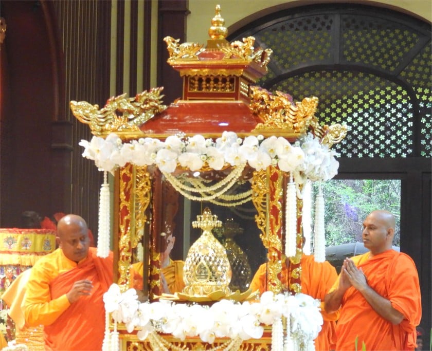 Chư Tôn đức đến từ Ấn Độ bên xá lợi Đức Phật tại Cung Trúc Lâm Yên Tử