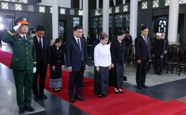 Bà Men Sam An dẫn đầu Đoàn đại biểu cấp cao Đảng Nhân dân Campuchia đến viếng nguyên Chủ tịch nước Trần Đức Lương. ẢNH: TTXVN