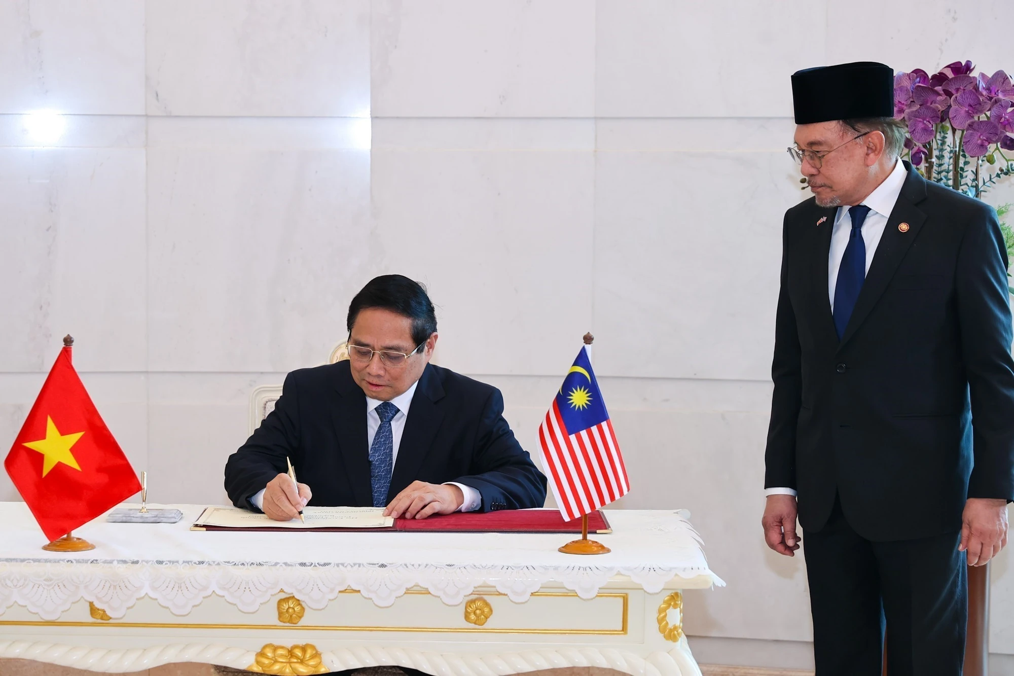 [Photo] Cérémonie d'accueil du Premier ministre Pham Minh Chinh et de son épouse en visite officielle en Malaisie photo 11