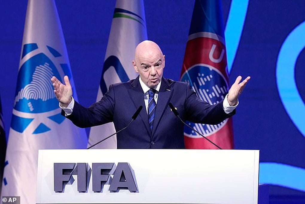 C.Ronaldo bực tức với Chủ tịch FIFA - 1