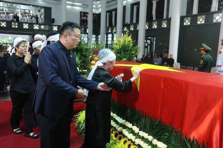 Gia quyến đi vòng quanh linh cữu lần cuối, tiễn biệt nguyên Chủ tịch nước Trần Đức Lương - Ảnh: TTXVN
