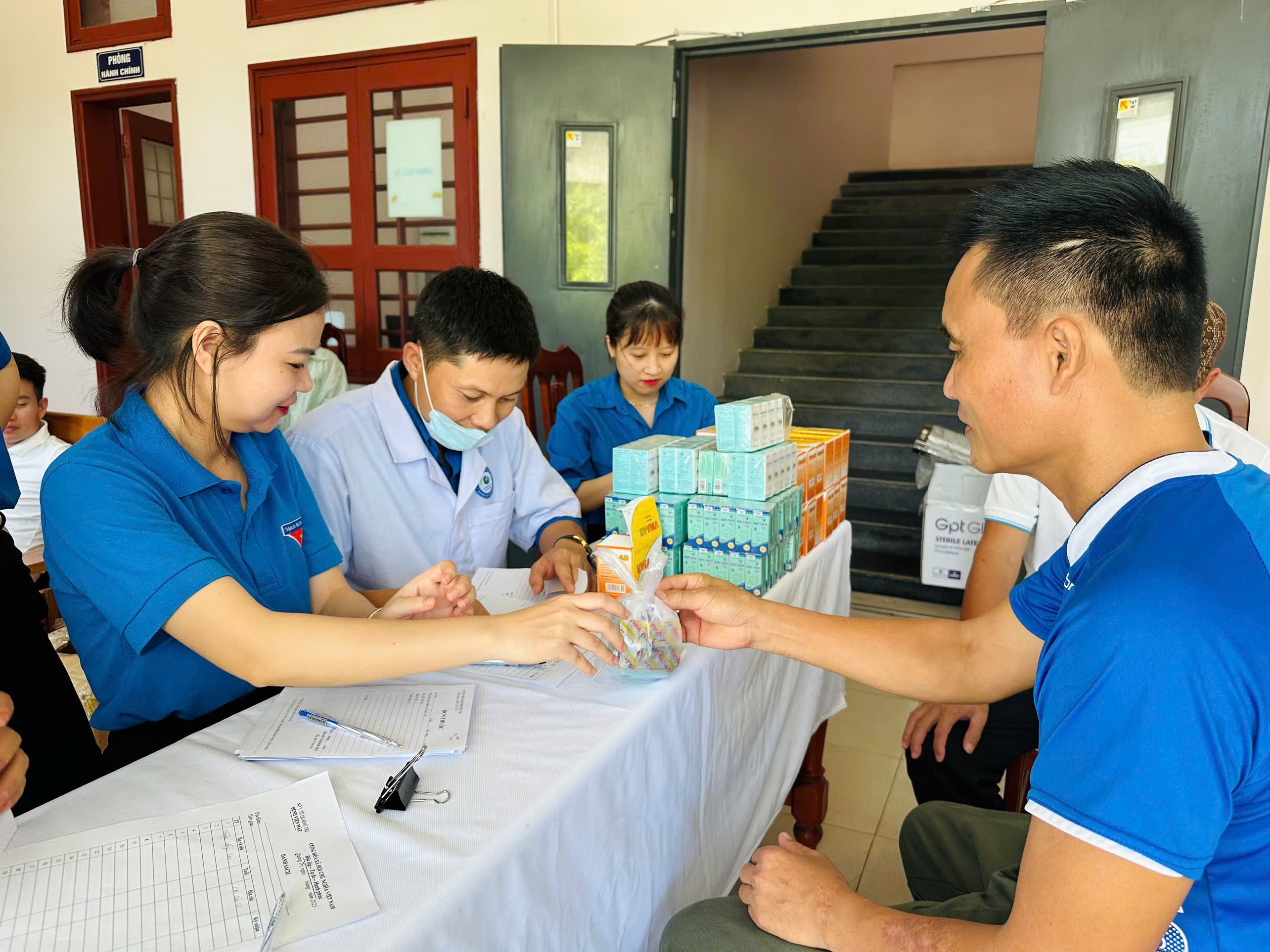 Khám, cấp phát thuốc các bệnh về mắt miễn phí cho cán bộ, chiến sĩ và người dân huyện đảo Cồn Cỏ