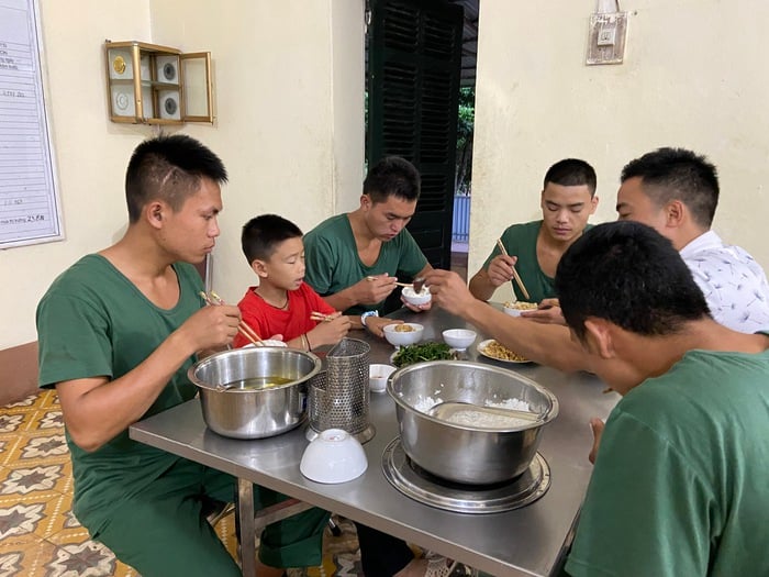 Hiện nay, các đơn vị Biên phòng đang nuôi dưỡng và đỡ đầu hàng nghìn học sinh có hoàn cảnh khó khăn để các em có điều kiện học hành đầy đủ. Ảnh: Bích Nguyên