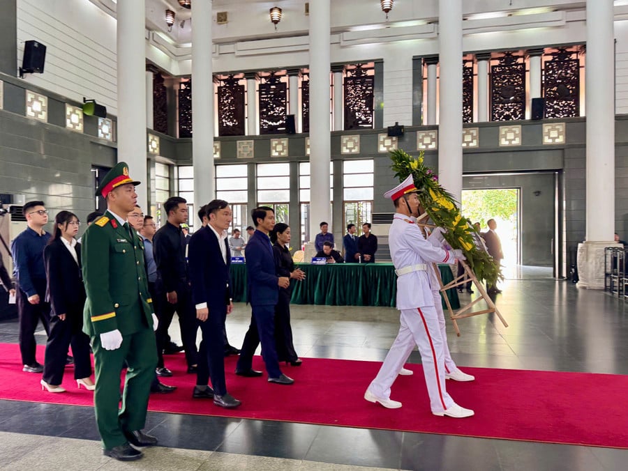 pho-bi-thu-tinh-uy-gia-lai-nguyen-ngoc-luong-cung-doan-cong-tac-tinh-gia-lai-vieng-nguyen-chu-tich-nuoc-tran-duc-luong.jpg
