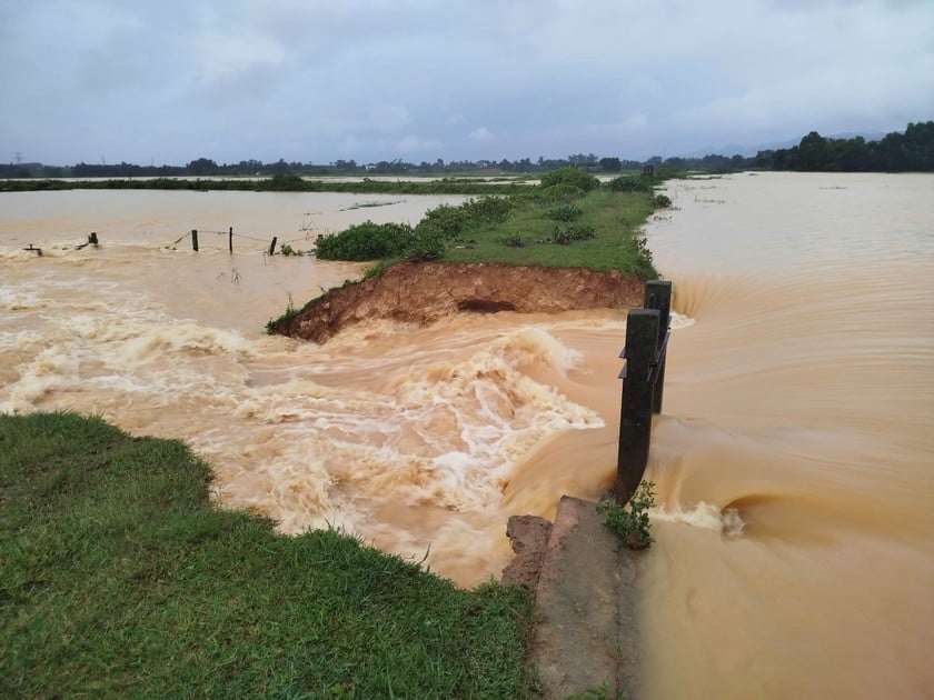 Mưa lớn đã làm sạt lở, cuốn trôi 10m chiều dài hồ đập Hà ở xã Thạch Ngọc, huyện Thạch Hà. Khối lượng đất bị cuốn trôi khoảng 200m3. Ảnh: PV