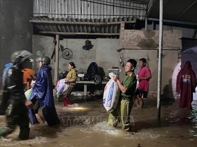 កងកម្លាំង​ជួយ​ប្រជាជន​ជម្លៀស​ទ្រព្យសម្បត្តិ​របស់​ពួកគេ​នៅ​ឃុំ Tan Lam Huong ស្រុក Thach Ha ខេត្ត Ha Tinh។ រូបថត៖ VNA