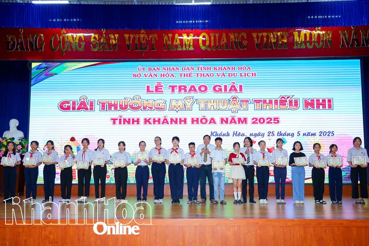 តំណាង​គណៈកម្មការ​រៀបចំ​កម្មវិធី​ប្រគល់​រង្វាន់​មាស​សម្រាប់​ក្រុម​អាយុ​បឋមសិក្សា​ដល់​បេក្ខជន​ដែល​ស្នាដៃ​ទទួល​បាន​រង្វាន់។