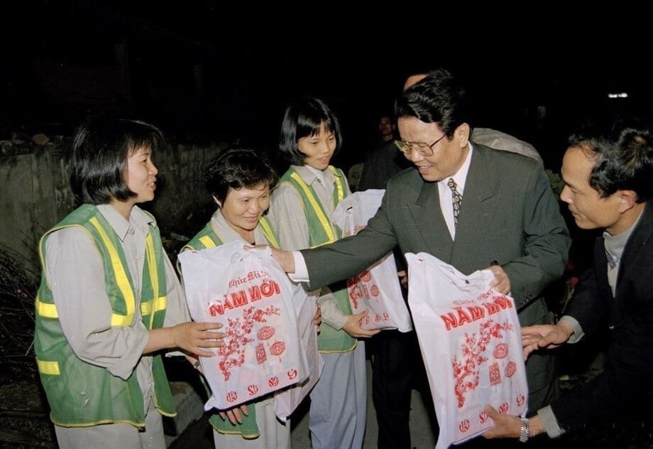 chu-tich-nuoc-tran-duc-luong-tang-qua-chuc-tet-cong-nhan-cong-ty-moi-truong-va-do-thi-ha-noi-nam-1999.-anh-ttxvn.jpg