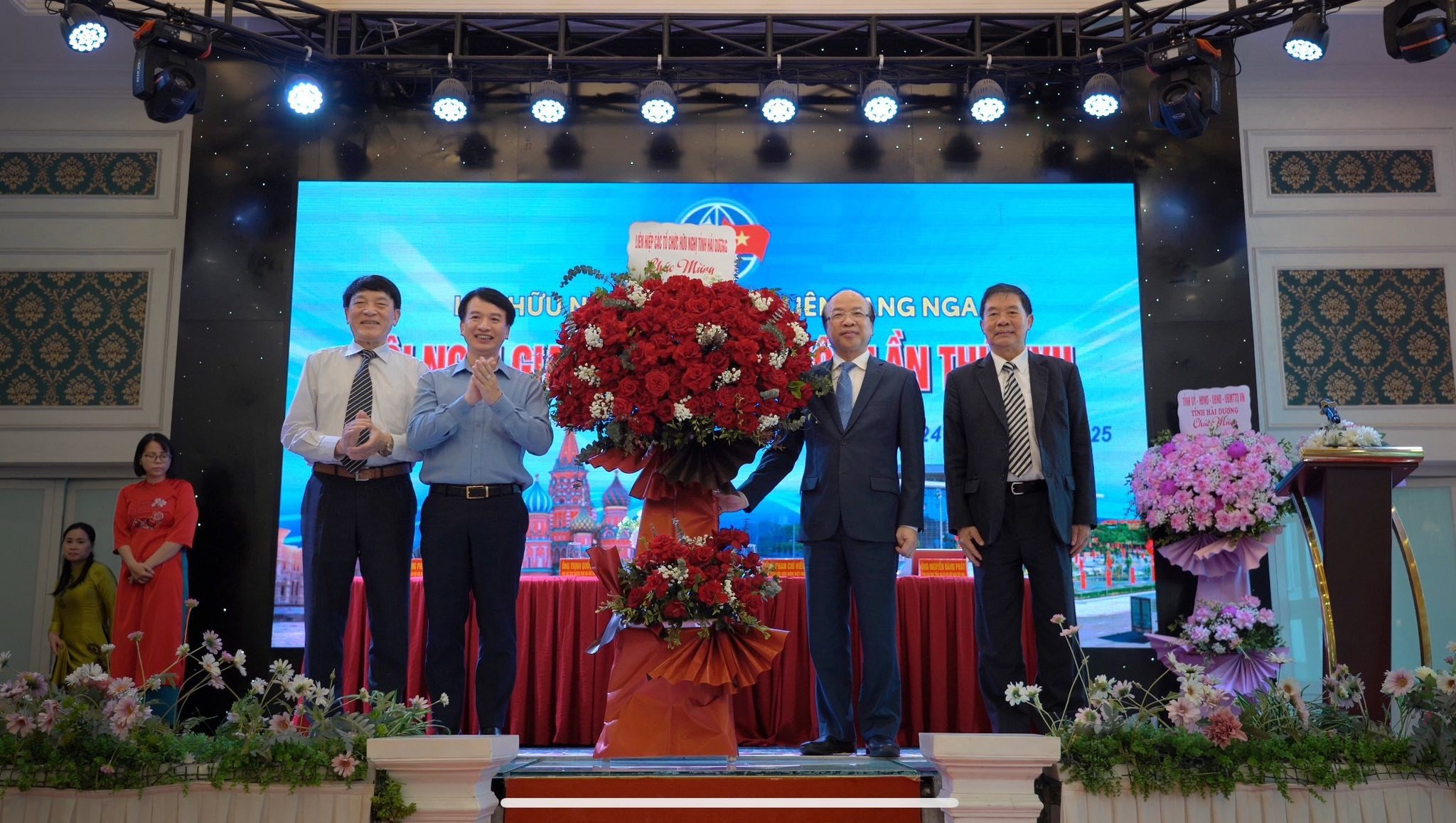 Lãnh đạo Liên hiệp các tổ chức hữu nghị tỉnh Hải Dương tặng hoa chúc mừng Hội nghị. (Ảnh: Trung tâm Hợp tác Việt - Nga)