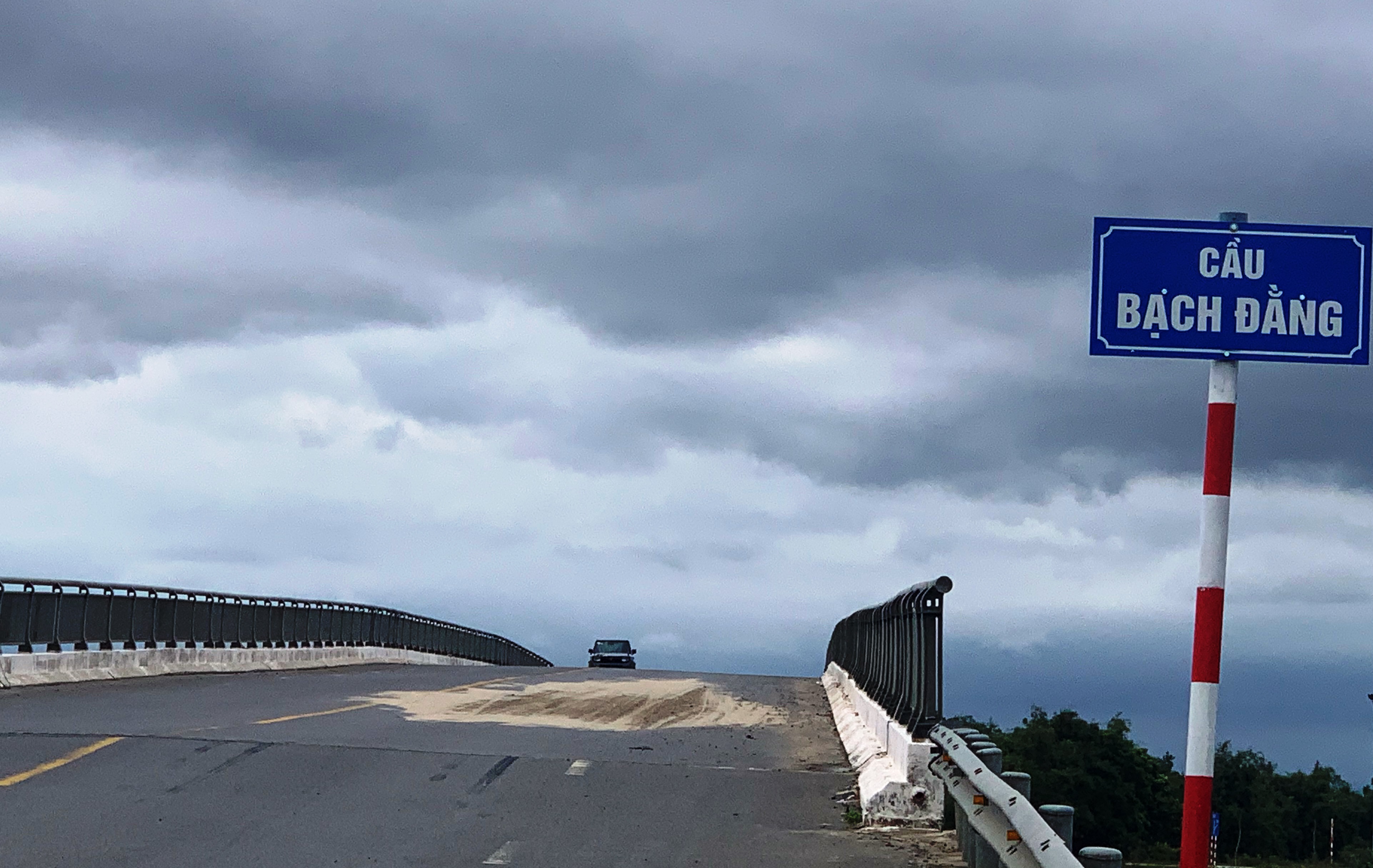 Sand falling on Bach Dang bridge is dangerous for pedestrians