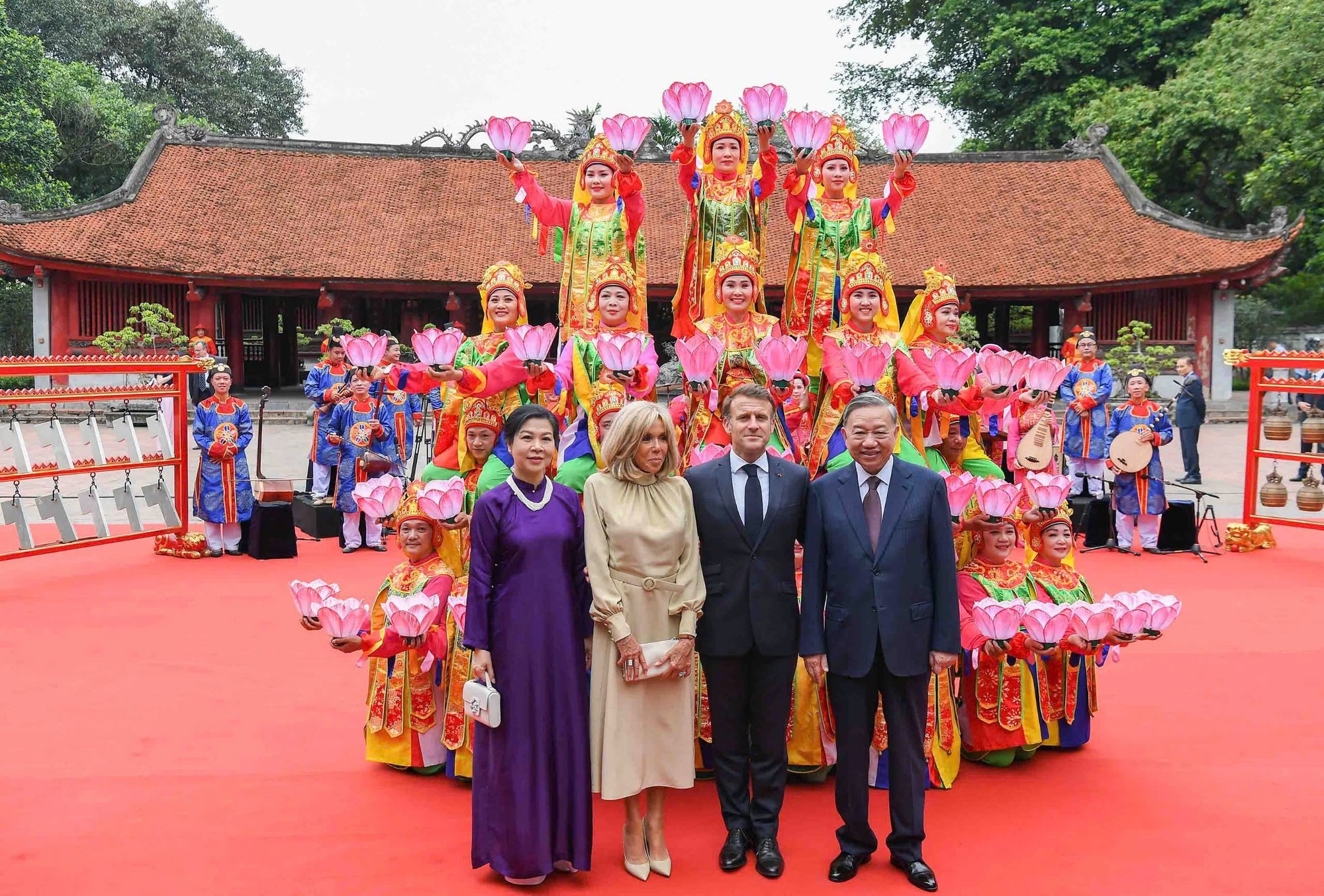 Tổng Bí thư Tô Lâm cùng Tổng thống Pháp Emmanuel Macron thăm Văn Miếu- Ảnh 8.