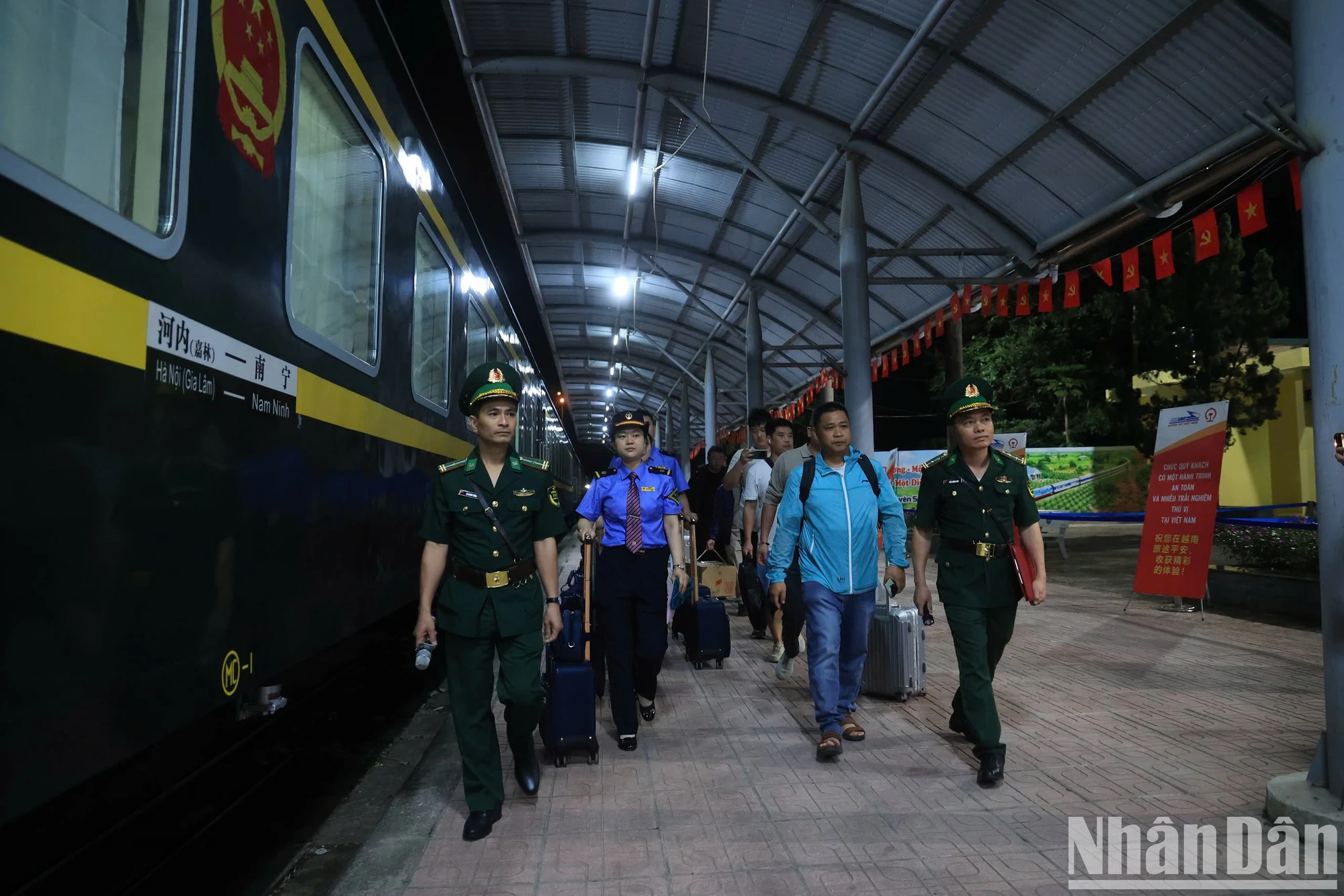 Những vị khách đầu tiên “nối lại” hành trình 5 năm tàu liên vận quốc tế Việt-Trung ảnh 4