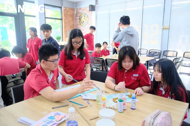Students experience BINKS plant paints at the Innovation Space of the Vietnam - UK Research and Training Institute, University of Danang. Photo: P.V