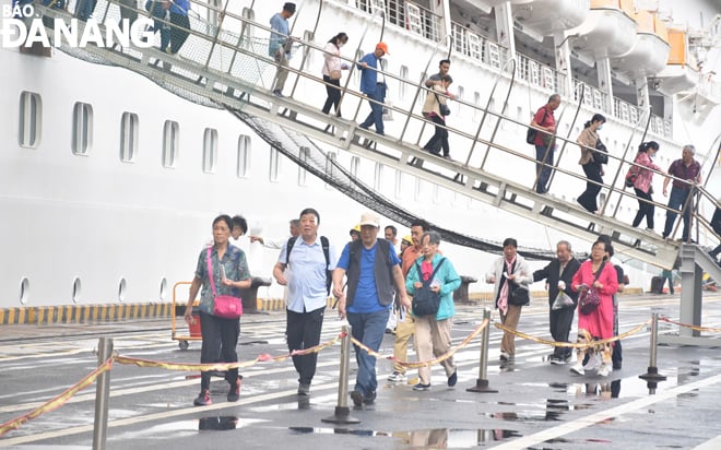 International cruise ship passengers arrive in Da Nang to visit famous tourist attractions of the city. Photo: NGOC HA