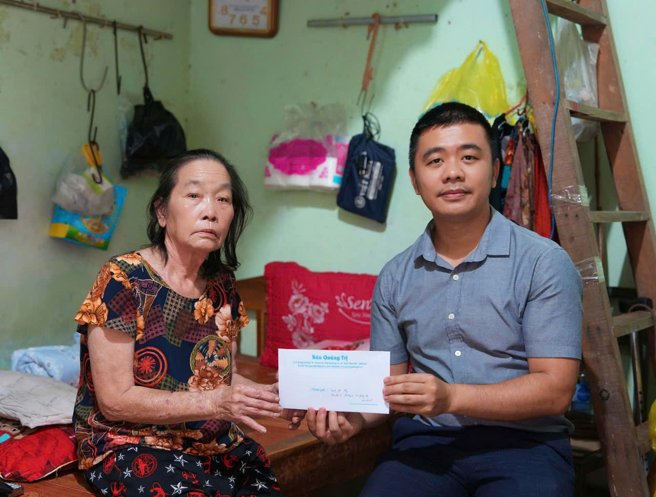 โครงการ “อ้อมอกแห่งความเมตตาของหนังสือพิมพ์กวางตรี” มอบของขวัญ 35 ชิ้น ให้แก่ผู้คนในสภาวะยากลำบาก