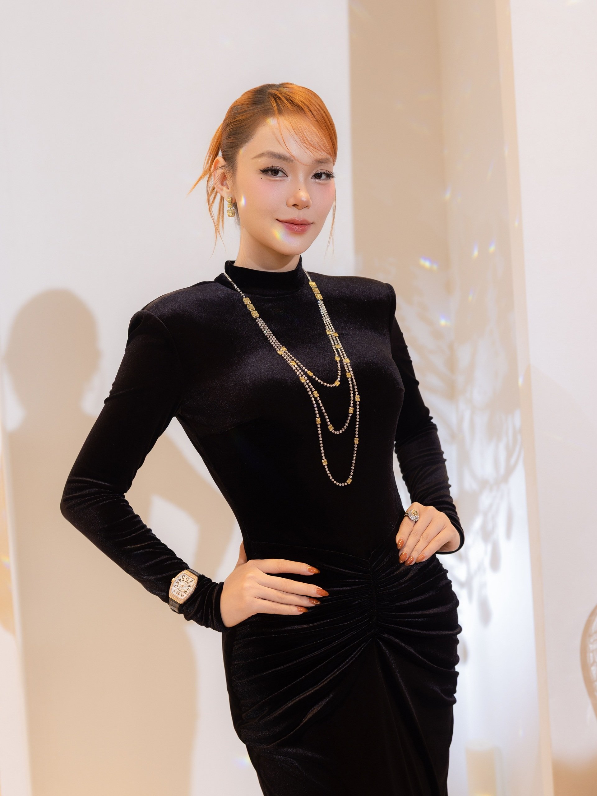 Hoàng Thùy gây sốt với pha xử lý sự cố khi catwalk trên giày cao 20cm - 12