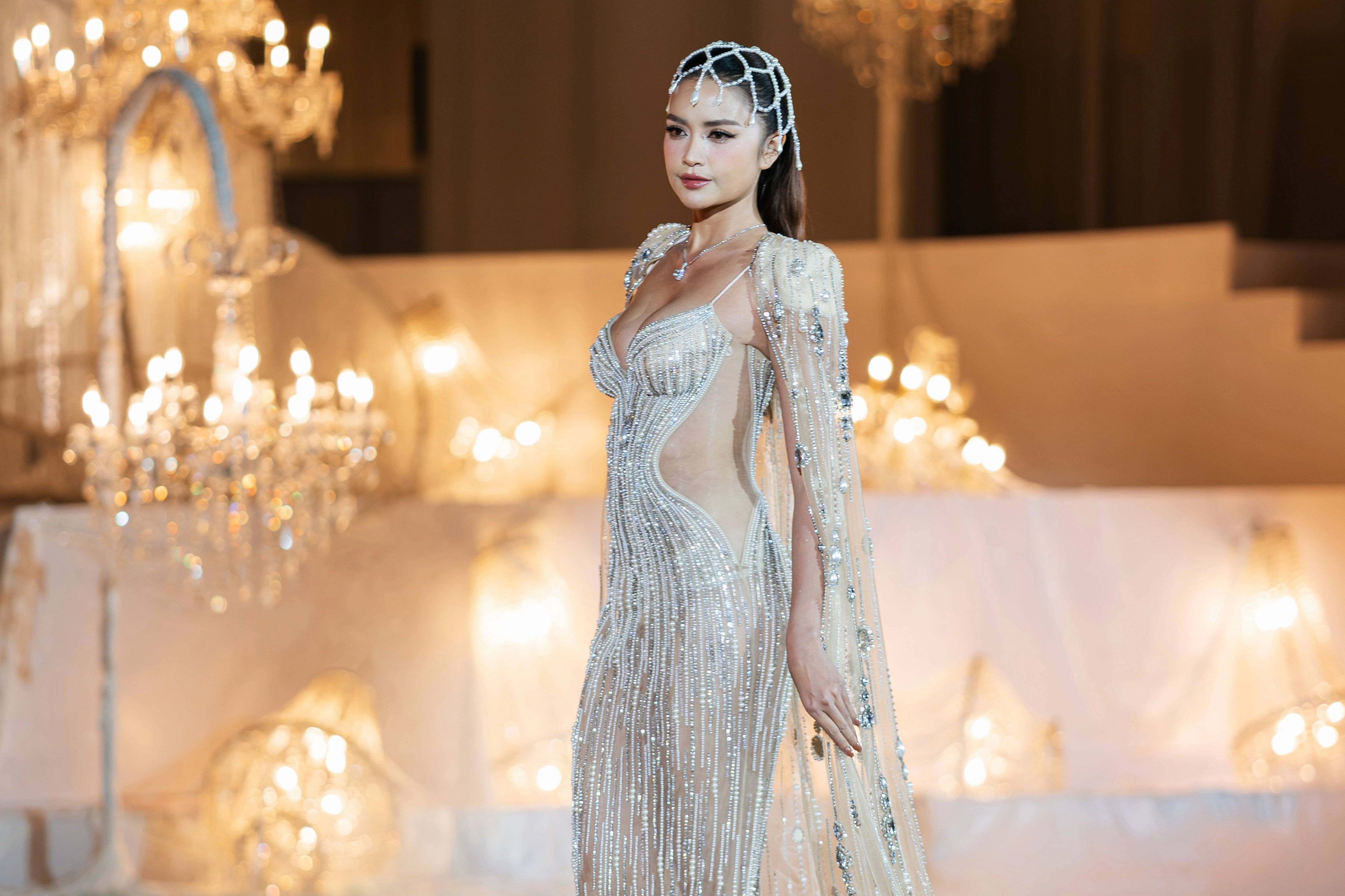 Hoàng Thùy gây sốt với pha xử lý sự cố khi catwalk trên giày cao 20cm - 7