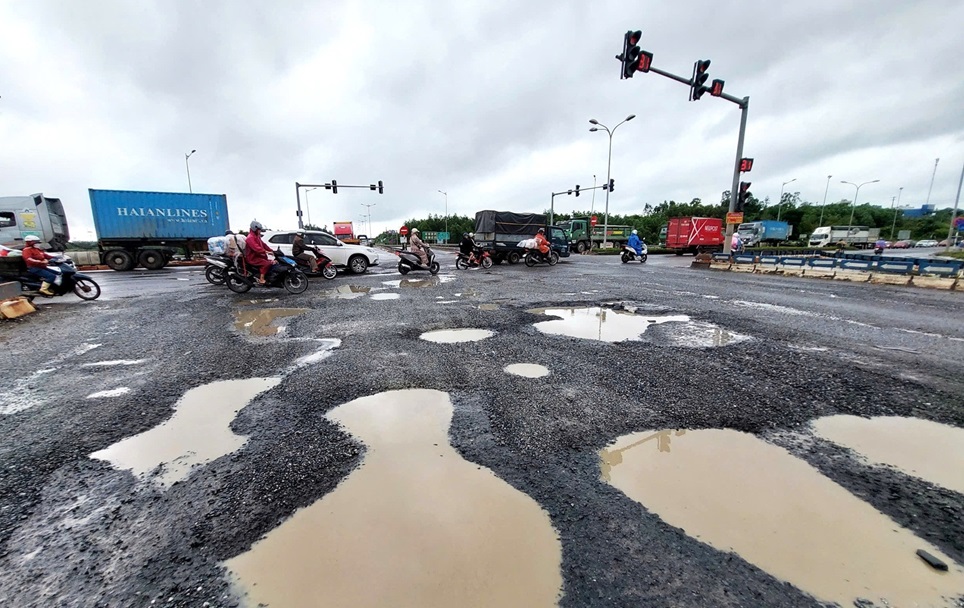 La intersección de Tuy Loan, que forma parte del proyecto de la autopista Da Nang - Quang Ngai, está siendo sometida a procedimientos de inversión.