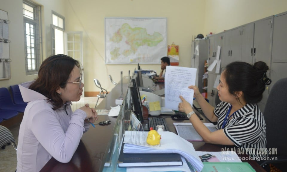 Người dân thực hiện thủ tục hành chính cấp giấy xác nhận tình trạng hôn nhân tại Bộ phận "một cửa" UBND thị trấn  Cao Lộc, huyện Cao Lộc