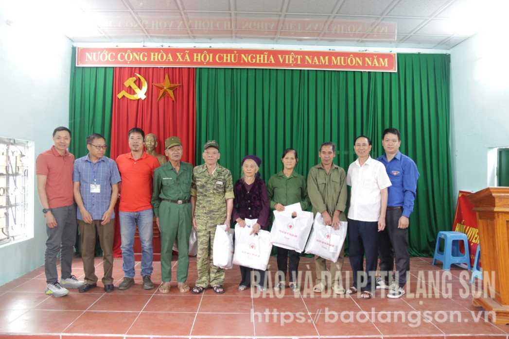 La delegación entregó regalos a cinco familias acogidas a políticas y hogares pobres de la comuna de Hung Viet, distrito de Trang Dinh.