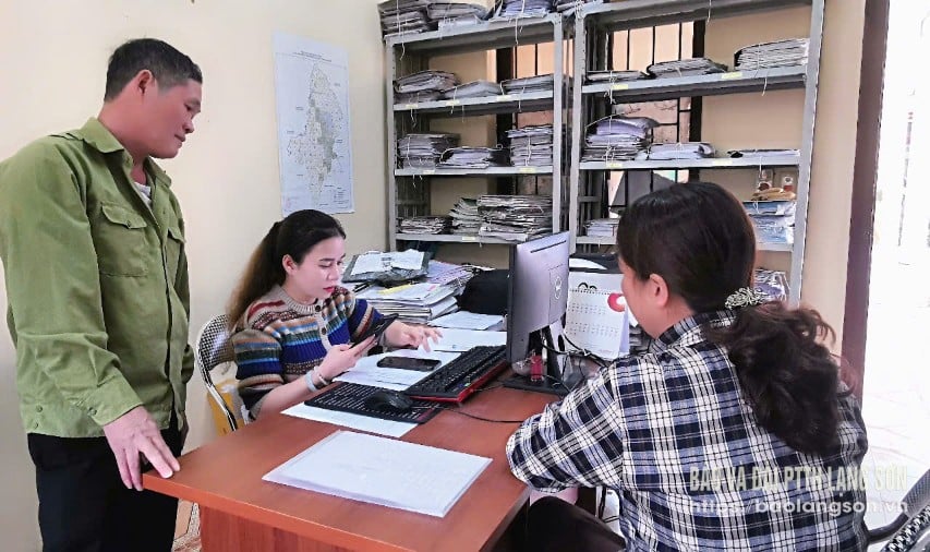 Cadastral officers of Hoang Dong commune, Lang Son city guide people to declare and register for land use right certificates.