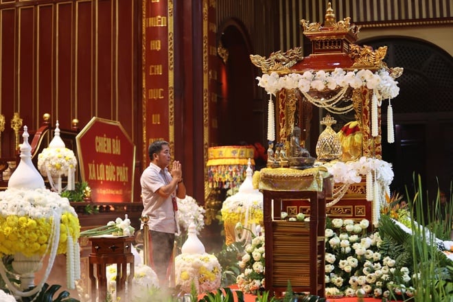 Nước mắt xúc động trong ngày đầu chiêm bái xá lợi Đức Phật tại Yên Tử  - Ảnh 3.