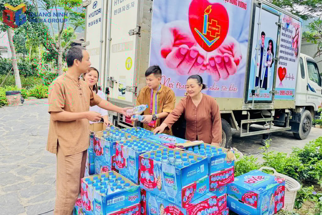 ទឹក​ពិសា​ត្រូវ​បាន​ក្រុម​អ្នក​ស្ម័គ្រ​ចិត្ត​ប្រមូល​ផ្តុំ​គ្នា​តាំង​ពី​ព្រលឹម ហើយ​ចែក​ដល់​ទី​កន្លែង​ដោយ​មិន​គិត​ថ្លៃ​ដល់​ពុទ្ធសាសនិក និង​ប្រជាពលរដ្ឋ។
