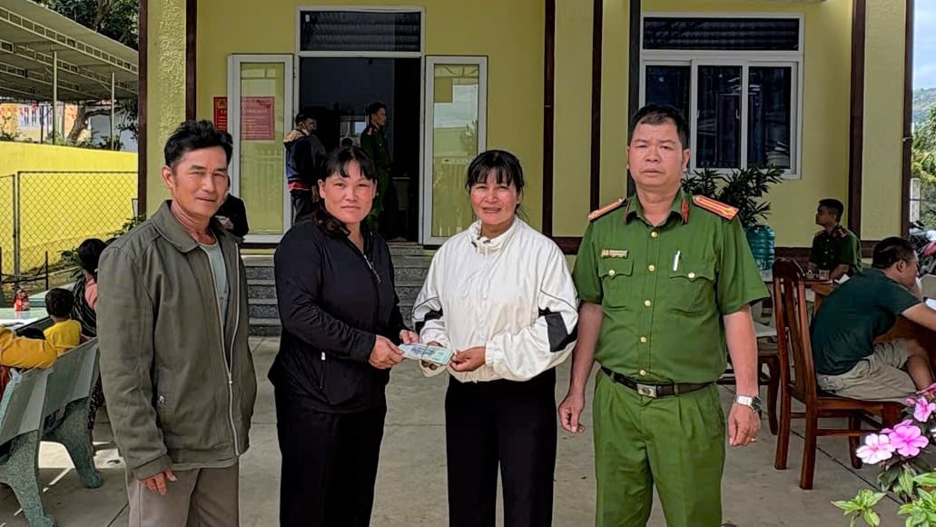 La Sra. Ka Diem (camisa blanca) cooperó con la Policía de la Comuna de Loc Nam para devolver más de 14 millones de VND a la familia de la Sra. Hoang Le Cam.