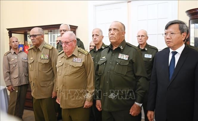 Đoàn Bộ các lực lượng vũ trang Cuba, do Bộ trưởng, Thượng tướng Álvaro López Miera (giữa) dẫn đầu viếng nguyên Chủ tịch nước Trần Đức Lương. (Ảnh: TTXVN)