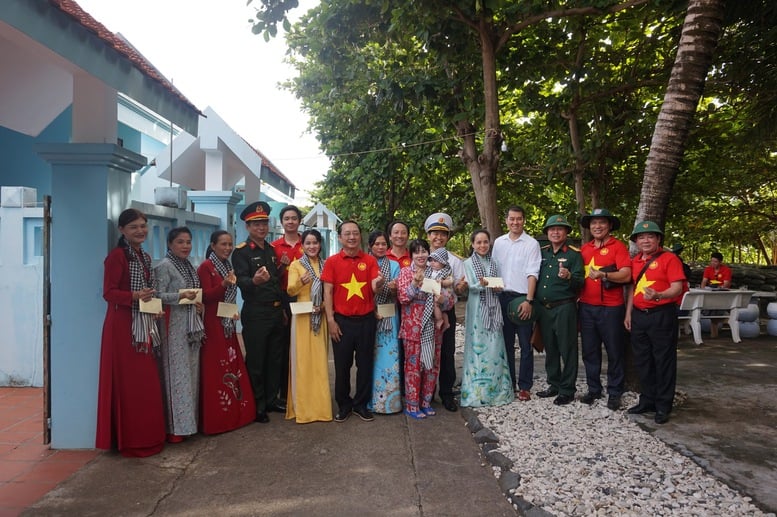 Hành trình về nơi ‘đảo đá hóa biên cương’- Ảnh 12.