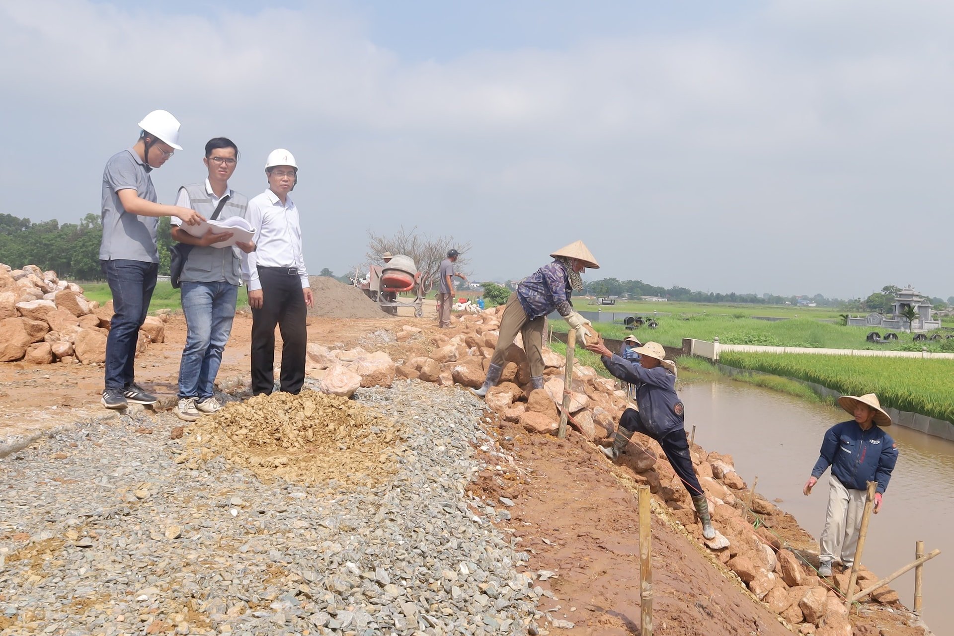 Representative of the investor, contractor, consultant and supervisor are regularly present at the scene to promptly handle emerging problems and quickly progress the construction process to overcome the problem of the project in Xa My Luong Huyen.jpg