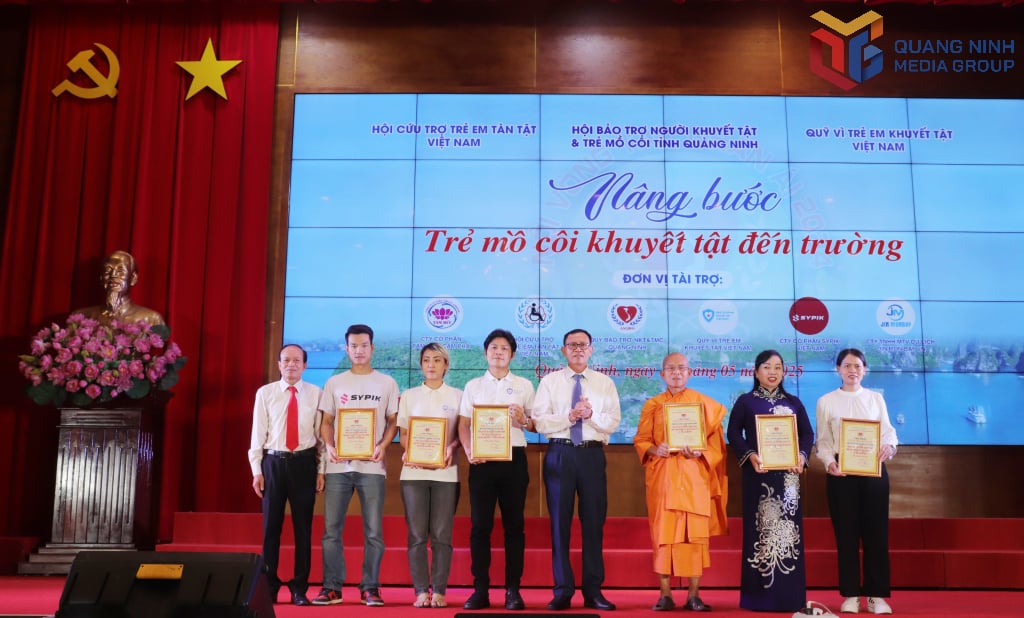 Hội Bảo trợ NKT&TMC tỉnh trao ghi nhận tấm lòng nhân ái đến các nhà tài trợ.