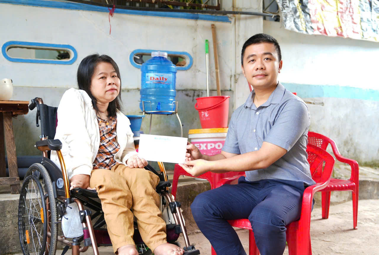 โครงการ “อ้อมอกแห่งความเมตตาของหนังสือพิมพ์กวางตรี” มอบของขวัญ 35 ชิ้น ให้แก่ผู้คนในสภาวะยากลำบาก