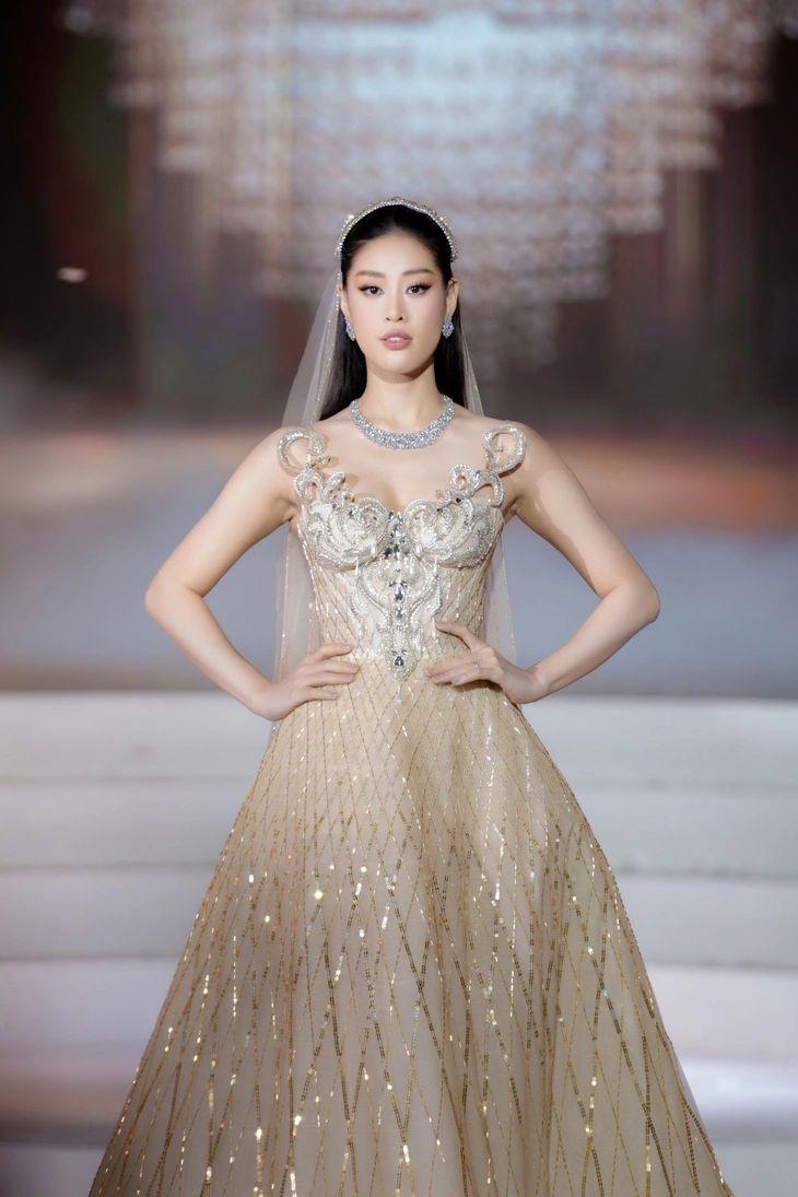 Hoàng Thùy đẹp tựa nữ thần trong thiết kế của Chung Thanh Phong - Ảnh 7.