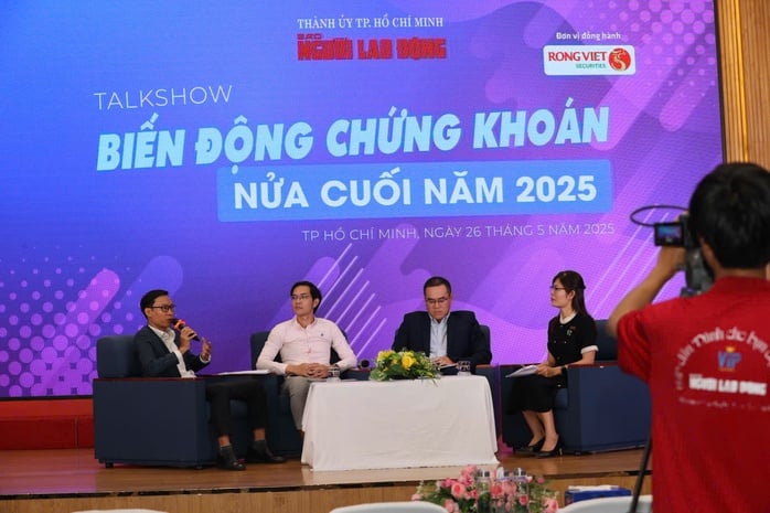 Điều gì khiến cổ phiếu thủy sản, dệt may... đồng loạt tăng trần? - Ảnh 2.