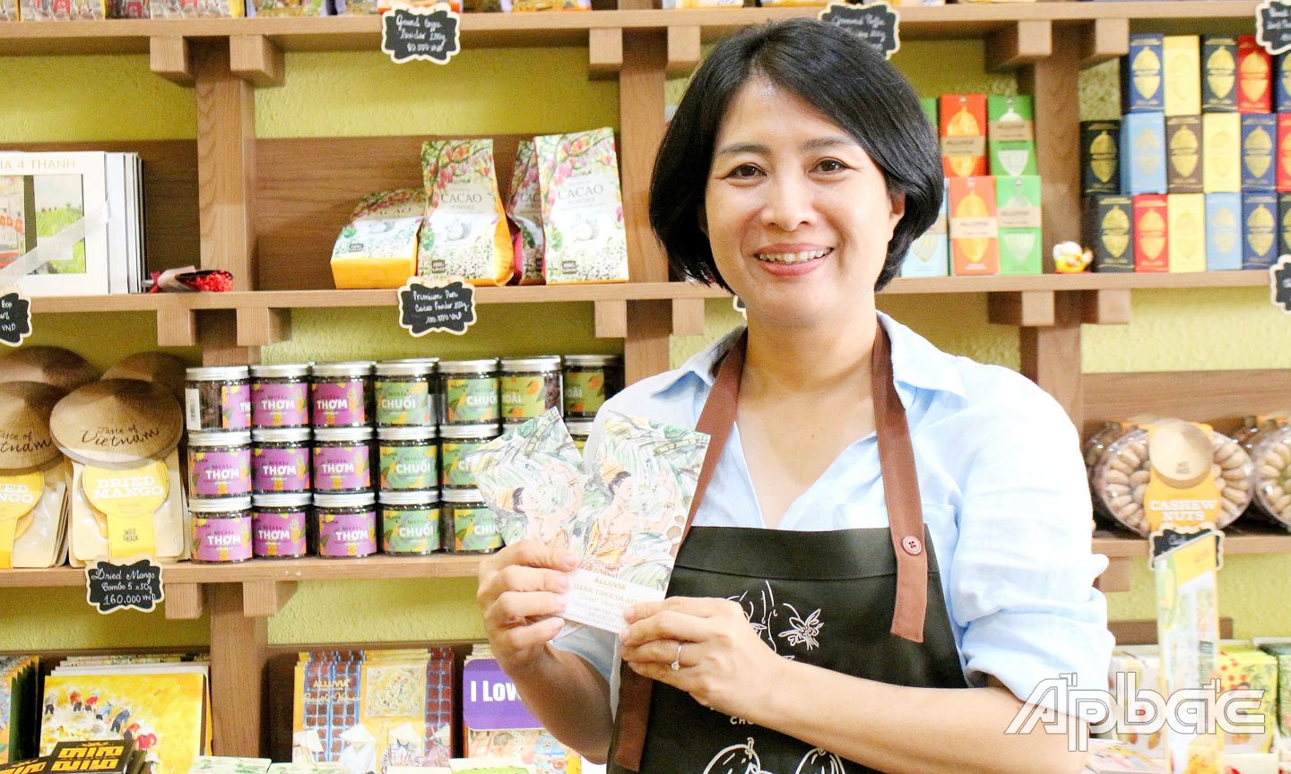 Chị Nguyễn Ngọc Điệp bên những sản phẩm mang thương hiệu Alluvia.