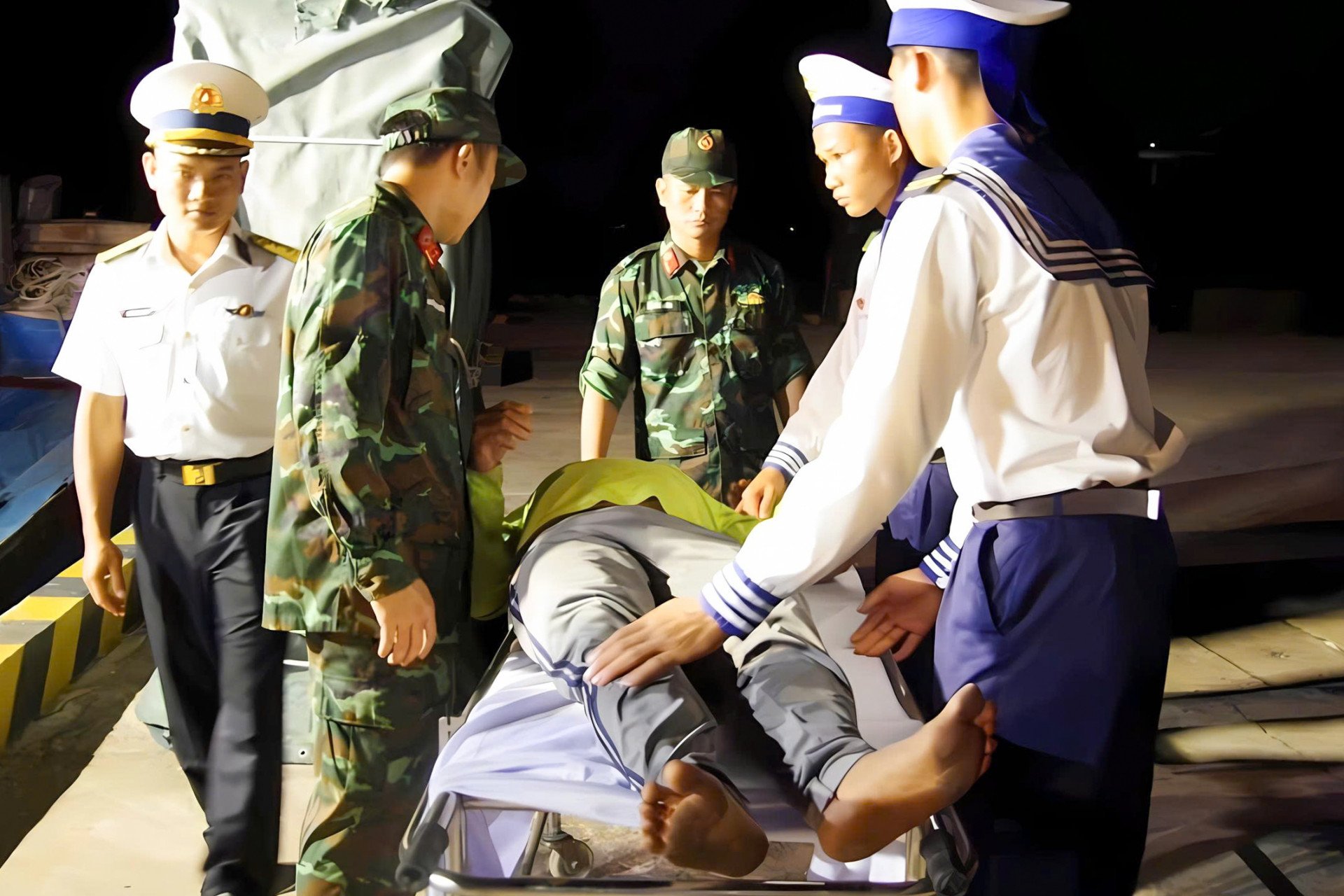 Bệnh nhân được vận chuyển từ tàu cá lên đảo.