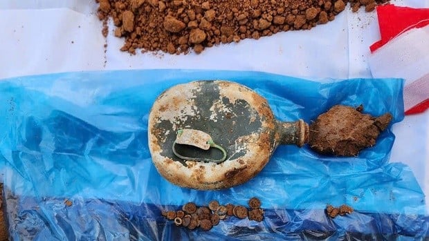 Di vật có khắc chữ “Phiết” hoặc “Phiệt” kèm ký hiệu biển nhỏ đeo tay làm bằng nhôm có dòng chữ “SH-2-526”.