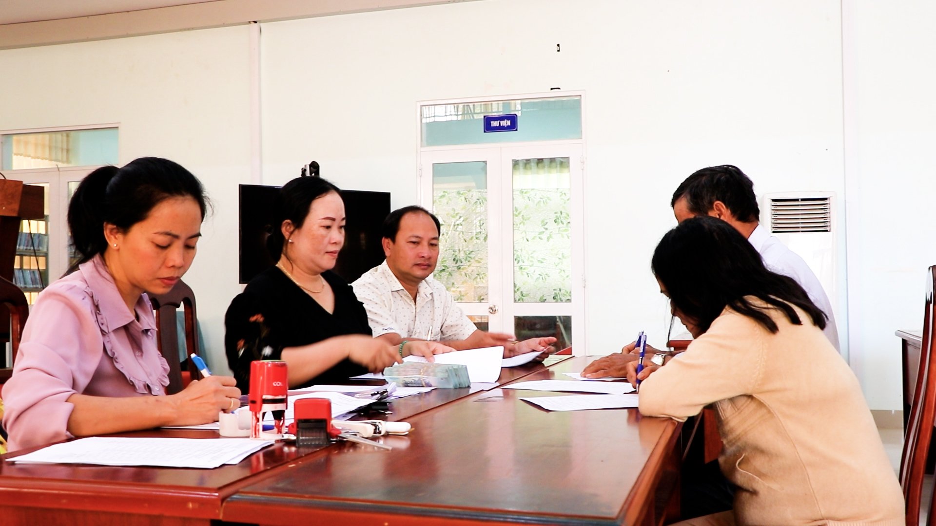 Ban Điều hành Quỹ HTND tỉnh giải ngân vốn vay cho hội viên nông dân xã Láng Lớn.